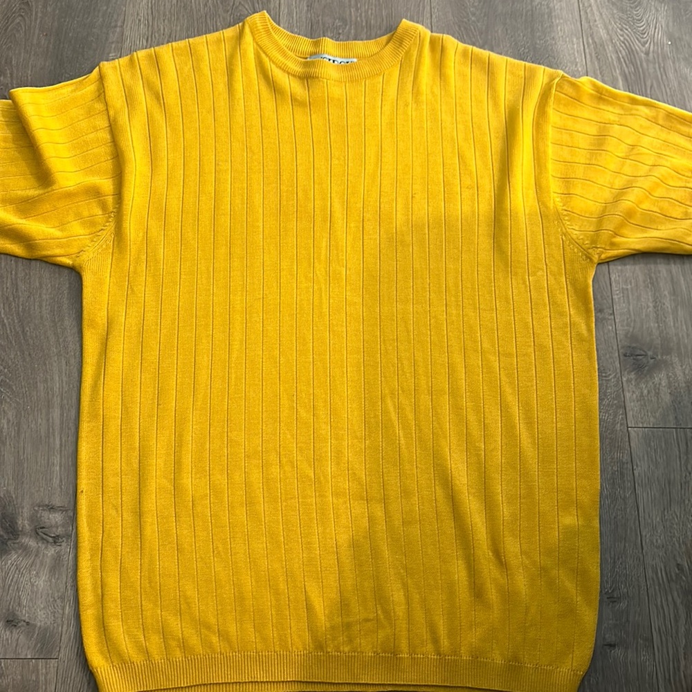 A yell shirt with a line pattern